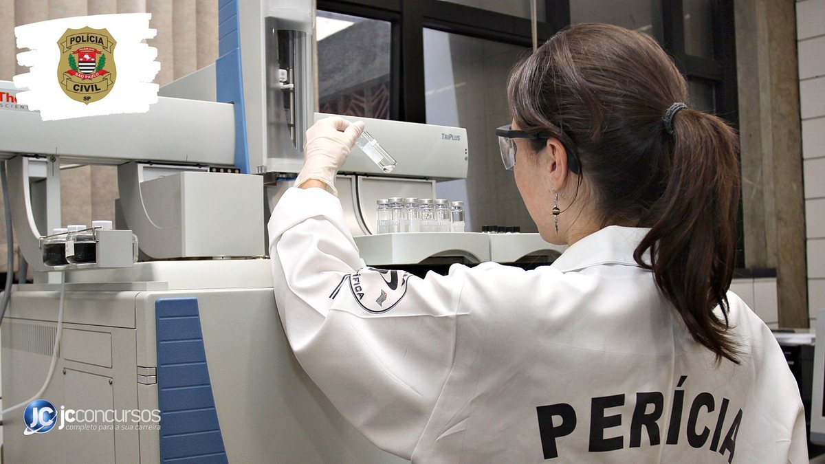 Concurso da PC SP: agente analisa amostra de substância em laboratório da corporação