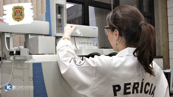 Concurso da PC SP: agente analisa amostra de substância em laboratório da corporação - Foto: Divulgação
