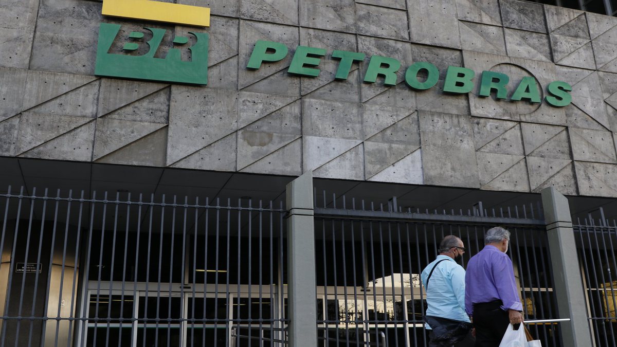 Concurso da Petrobras: dois homens passam em frente ao edifício sede da estatal, na cidade do Rio de Janeiro
