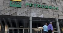 Concurso da Petrobras: dois homens passam em frente ao edifício sede da estatal, na cidade do Rio de Janeiro - Fernando Frazão/Agência Brasil
