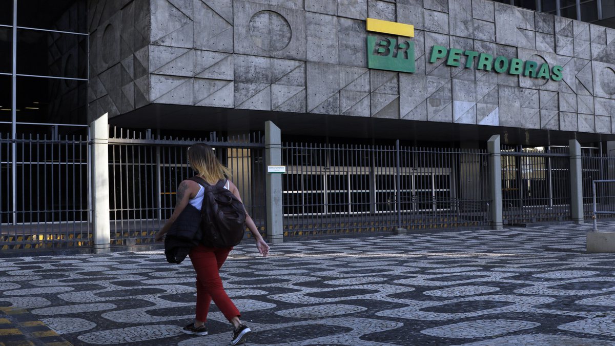 Concurso Petrobras: mulher caminha em frente ao edifício sede da estatal, na cidade do Rio de Janeiro