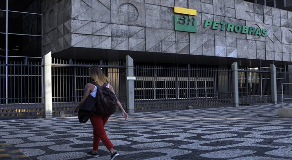 Concurso da Petrobras: mulher caminha em frente ao edifício sede da estatal, na cidade do Rio de Janeiro - Fernando Frazão/Agência Brasil