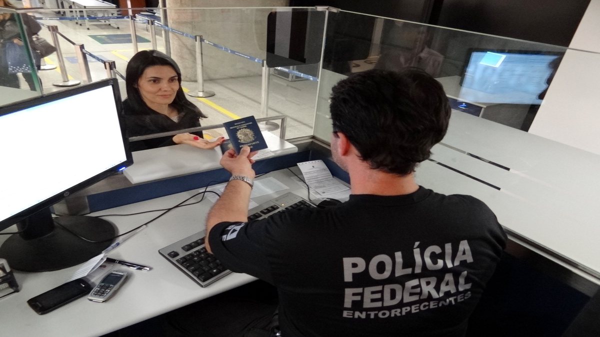 Concurso PF: agente da corporação entrega passaporte a mulher