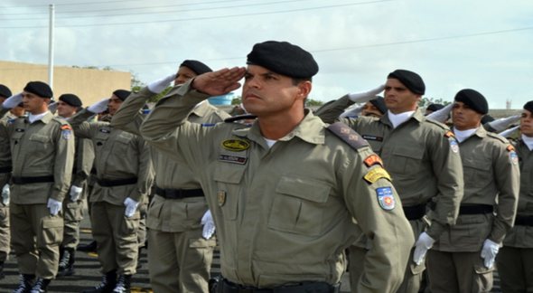 Concurso PM AL: soldados perfilados prestam continência - Divulgação