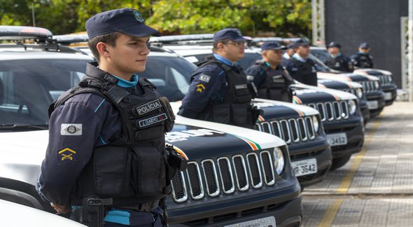 Concurso PM CE: soldados da Polícia Militar do Ceará perfilados ao lado de viaturas - Divulgação
