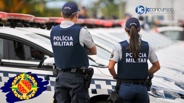 Concurso da PM DF: dois agentes da Polícia Militar do Distrito Federal e viaturas ao fundo - Divulgação/Agência Brasília