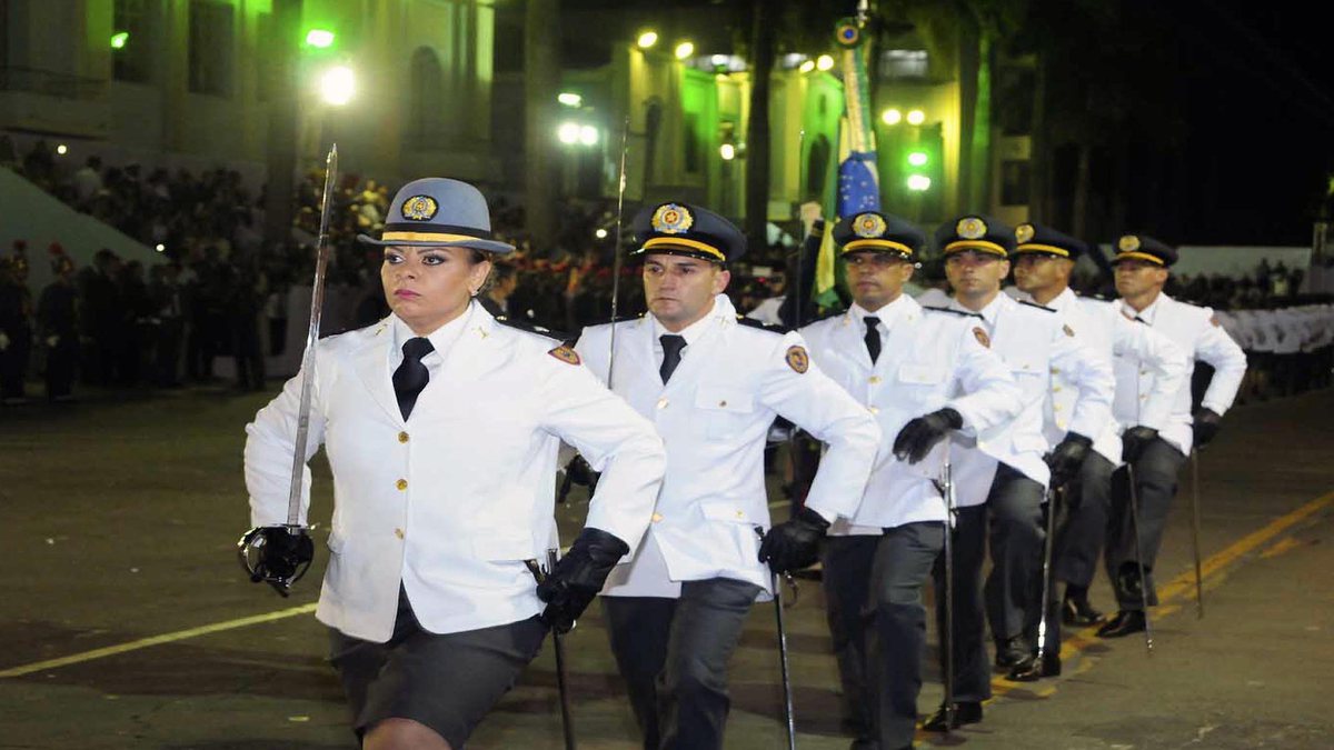 Concurso PM MG: oficiais desfilam durante cerimônia de formatura
