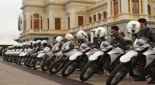 Concurso PM MG: soldados perfilados ao lado de motos - Divulgação