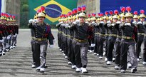 Concurso PM PR: oficiais perfilados durante desfile - Divulgação