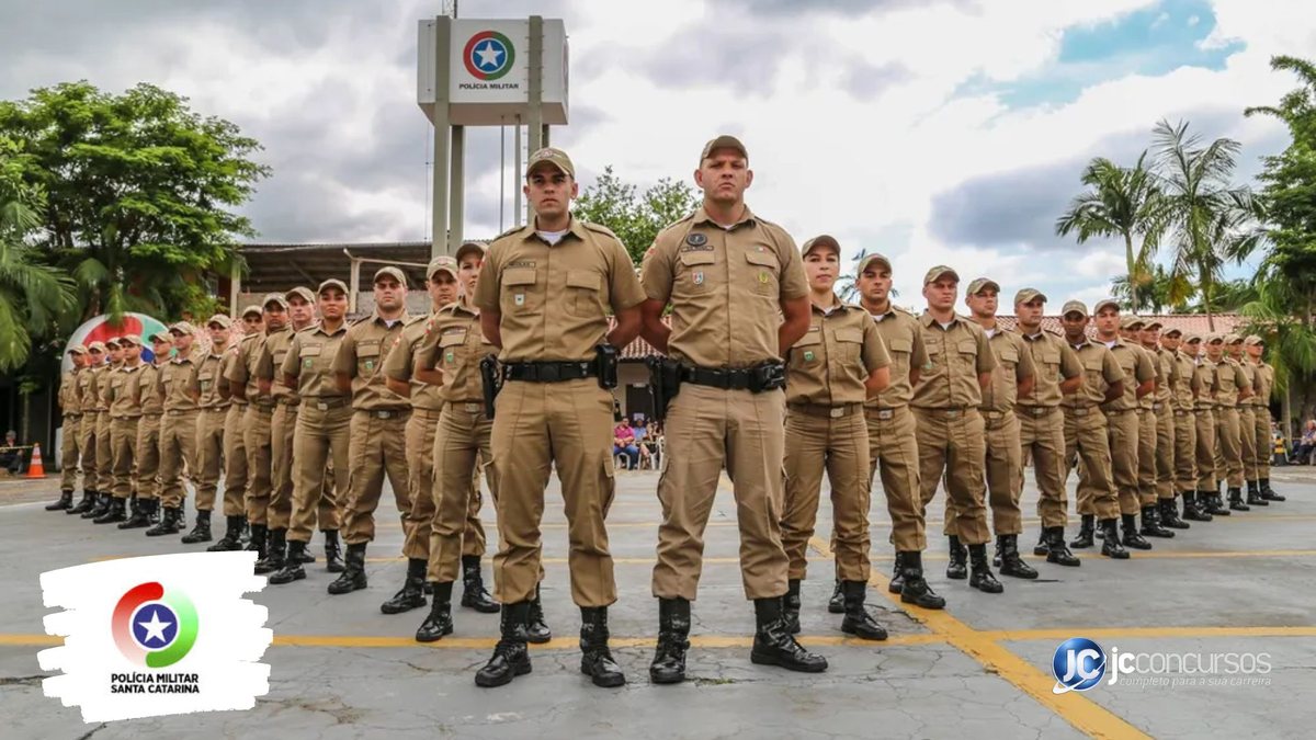 Concurso da PM SC: soldados perfilados com uniforme da corporação