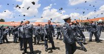 Concurso da PM SP: alunos oficiais arremessam quepes para o alto durante cerimônia de formatura - Divulgação