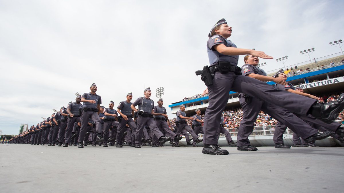 Reajuste salarial para policiais: soldados da PM desfilam durante cerimônia de formatura