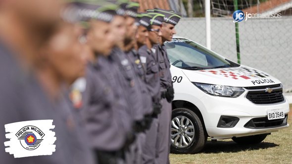 Concurso da PM SP: soldados perfilados ao lado de viatura da corporação - Foto: Divulgação