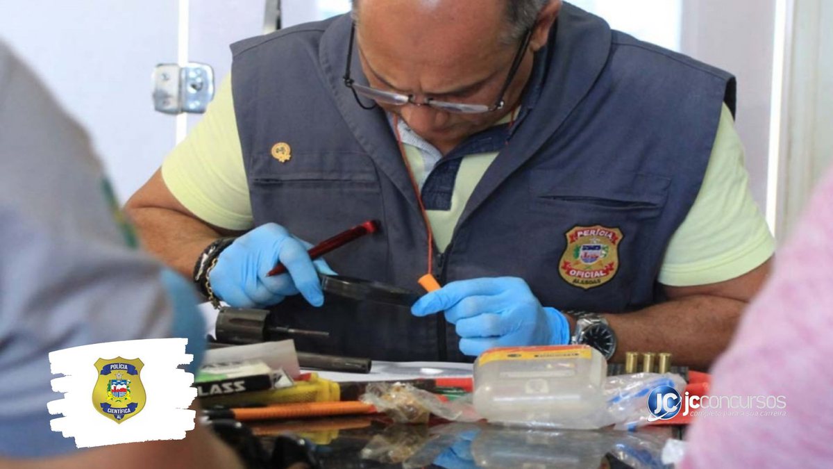 Concurso da Polícia Científica de Alagoas: perito utiliza lupa para examinar arma de fogo apreendida
