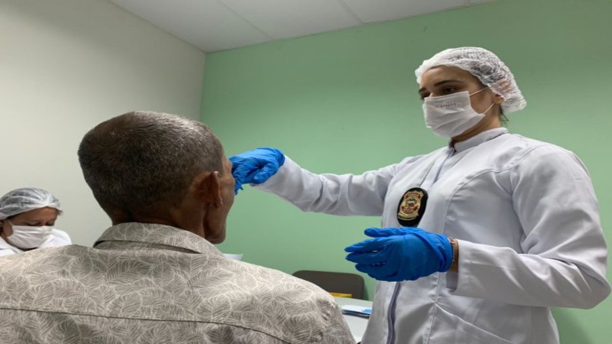 Concurso da Polícia Científica de Alagoas: perito coleta material genético de homem