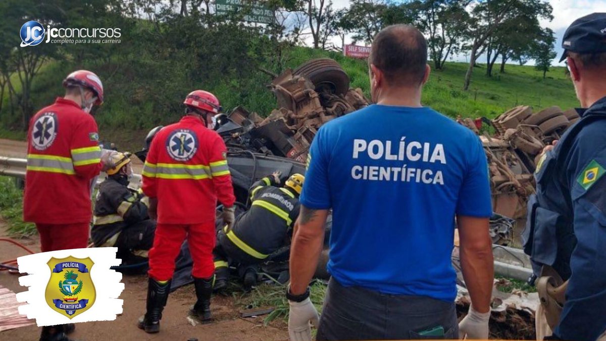 Concurso da Polícia Científica de Goiás: agentes trabalham em área de acidente de trânsito