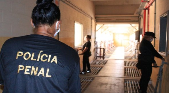 Concurso Polícia Penal AL: policial penal caminha em corredor de unidade prisional - Sarah Brandão/Agência Alagoas