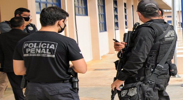 Concurso da Polícia Penal DF: policiais vistos de costas com uniforme da corporação - Lúcio Bernardo Jr./Agência Brasília