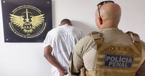 Concurso da Polícia Penal DF: policial é visto de costas segurando pelo braço detento algemado - Ascom/Seape DF