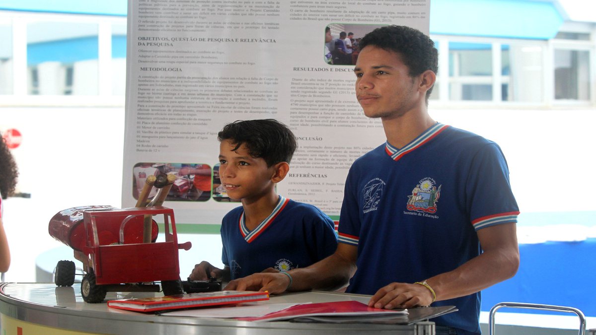 Concurso Prefeitura de Barreiras: estudantes durante apresentação de trabalho escolar
