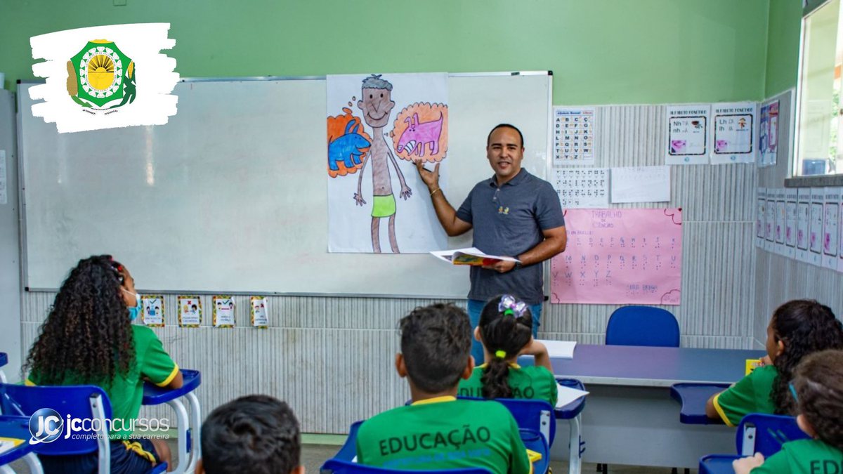 Concurso da Prefeitura de Boa Vista: estudantes observam explicação de professor em sala de aula