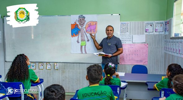 Concurso da Prefeitura de Boa Vista: estudantes observam explicação de professor em sala de aula - Divulgação