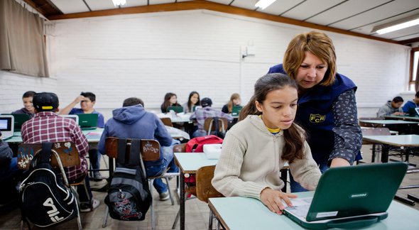 Concurso Prefeitura de Candelária: estudante utilizando computador recebe instruções de professora - Camila Domingues/Palácio Piratini