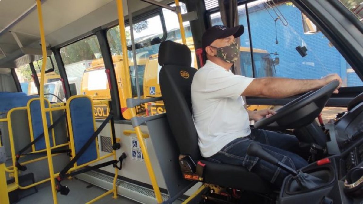 Concurso Prefeitura de Carapicuíba: homem dirigindo ônibus