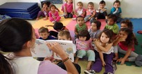 Concurso Prefeitura Curitiba - professor de educação infantil durante atividades com estudantes - Divulgação