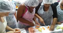 Concurso Prefeitura de Diadema: mulheres cortam legumes em cozinha - Divulgação
