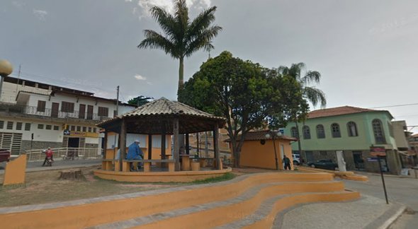 Concurso Prefeitura de Dores de Campos - praça na região central do município - Google Street View