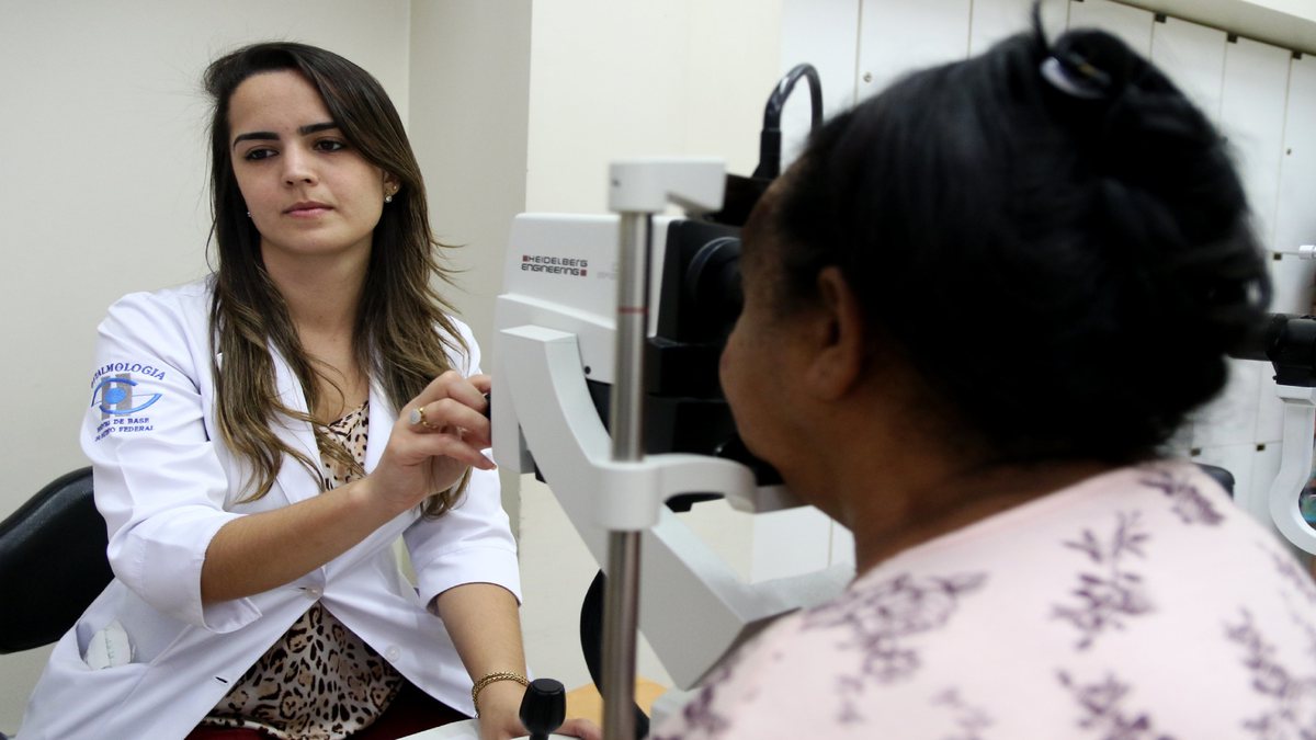 Concurso Prefeitura de Flores da Cunha: médica realiza exame em paciente