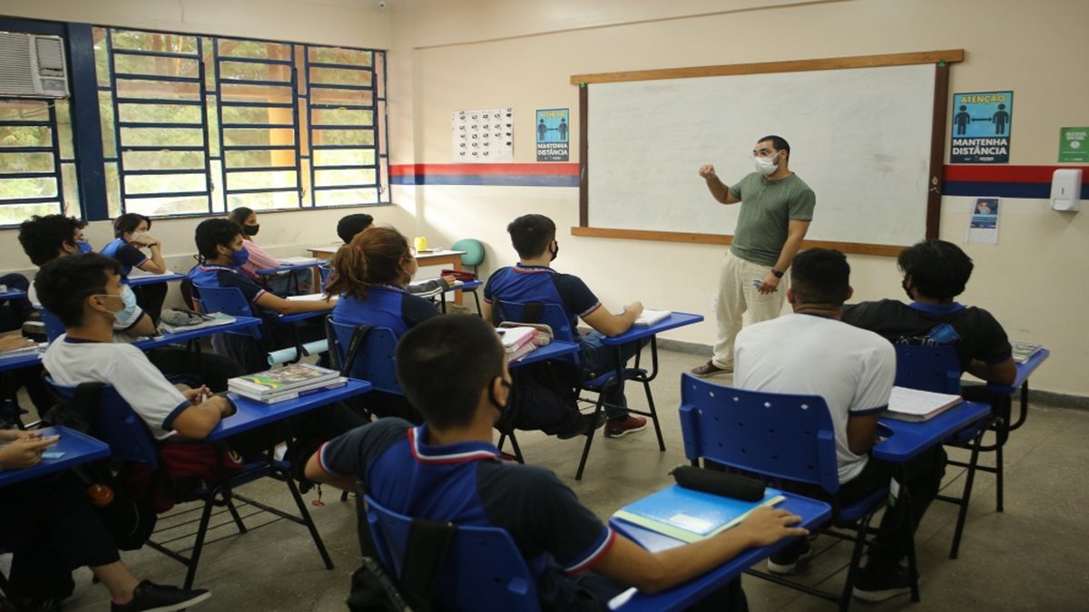 Concurso da Prefeitura de Itamarati: sentados em sala de aula, estudantes observam explicação de professor