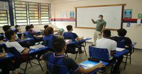 Concurso da Prefeitura de Itamarati: sentados em sala de aula, estudantes observam explicação de professor - Euzivaldo Queiroz/Seduc-AM