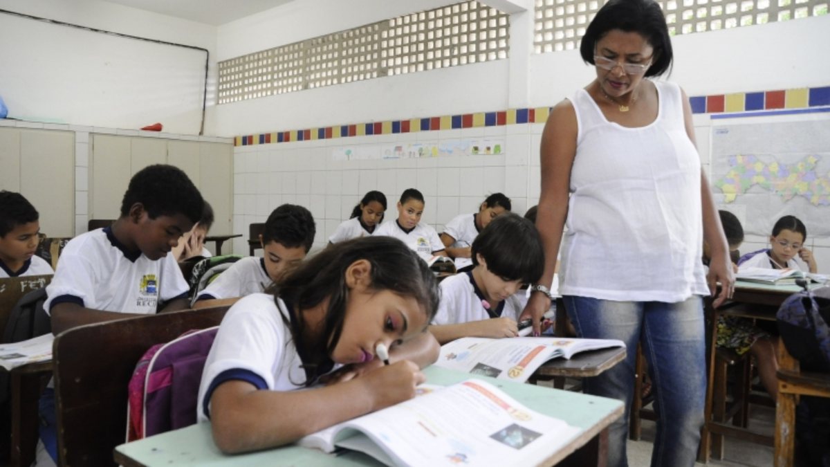 Concurso Prefeitura de Lagoa Grande: professor e estudantes em sala de aula