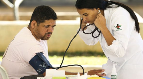 Concurso Prefeitura de Pereiras: enfermeira verifica pressão arterial de homem - Marcelo Camargo/Agência Brasil
