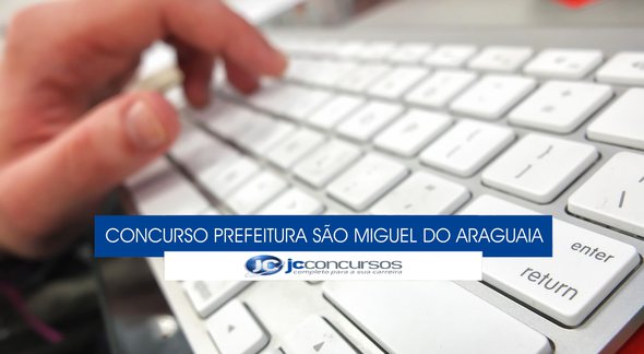 Concurso Prefeitura São Miguel do Araguaia - mão posicionada sobre teclado - Rafael Neddermeyer/Câmara dos Deputados