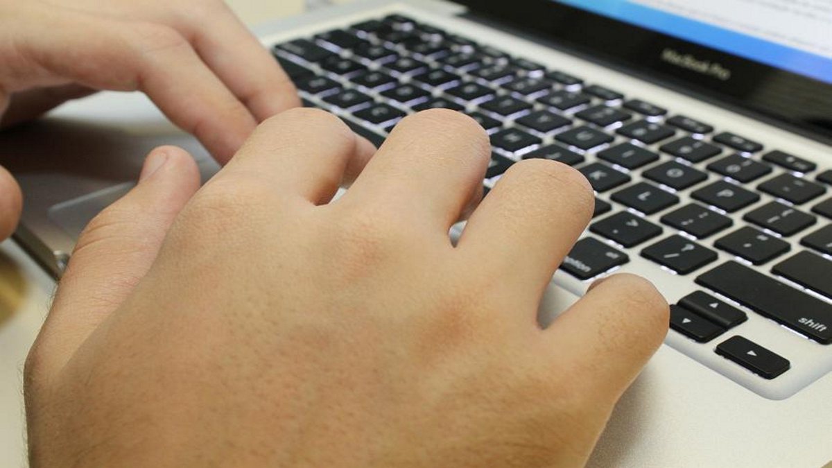 Concurso Prefeitura de Sucupira do Riachão - mãos posicionadas sobre teclado de notebook