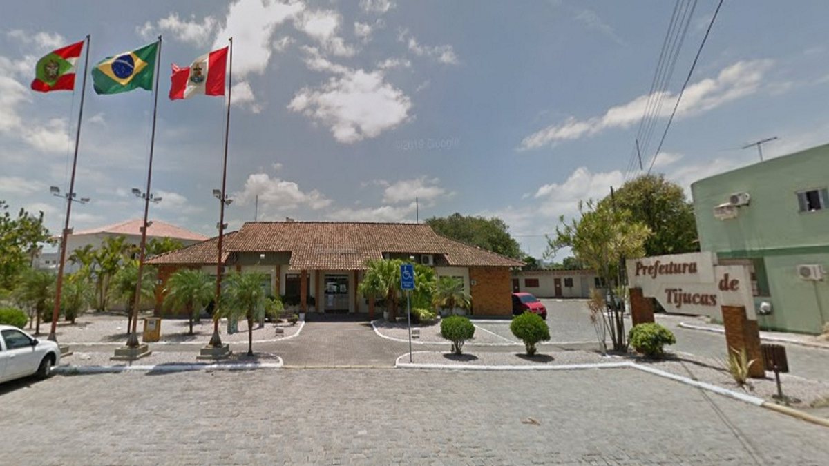 Concurso da Prefeitura de Tijucas: bandeiras hasteadas em frente ao prédio do Executivo