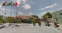 Concurso da Prefeitura de Tijucas: bandeiras hasteadas em frente ao prédio do Executivo - Google Street View