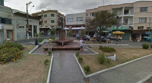 Concurso Prefeitura de Três Corações - praça localizada no centro do município - Google Street View