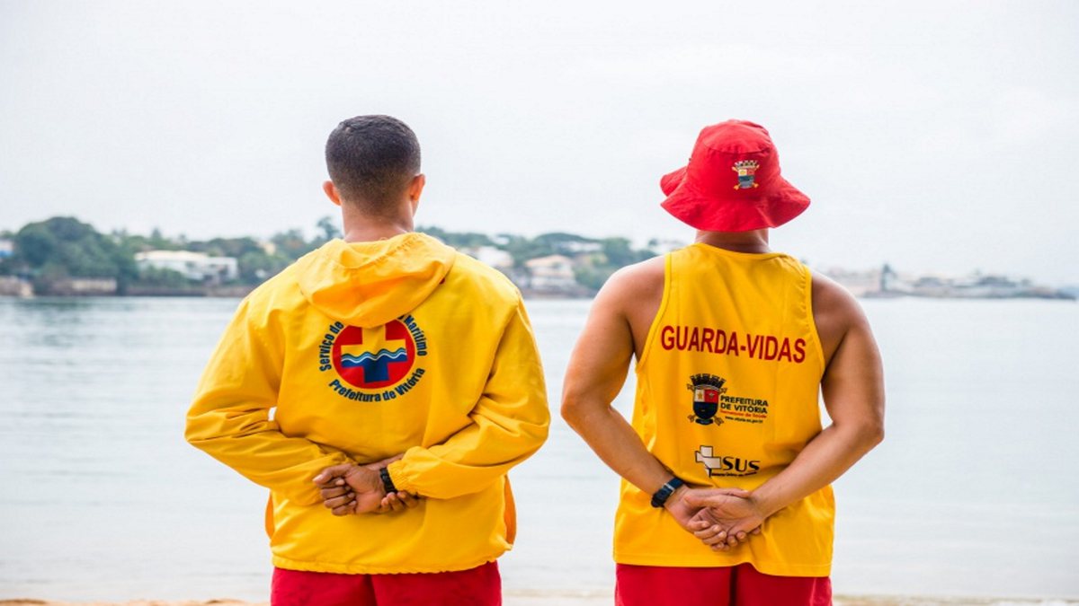 Concurso Prefeitura Vitória - guada-vidas durante monitoramento em praia do município