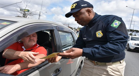 Concurso PRF: agente da corporação aborda motorista durante ação educativa - Divulgação