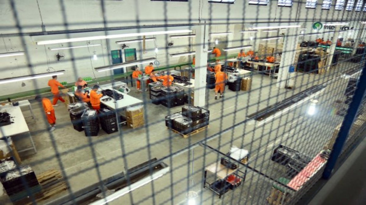 Concurso SAP SC: detentos trabalham dentro de unidade prisional