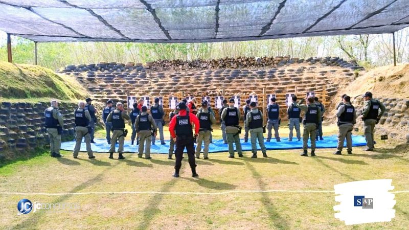 Concurso da SAP SP: policiais penais durante treinamento em estande de tiro - Foto: Divulgação