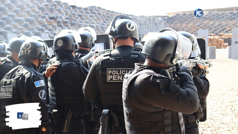 Concurso da SAP SP: policiais penais durante treinamento em estande de tiro