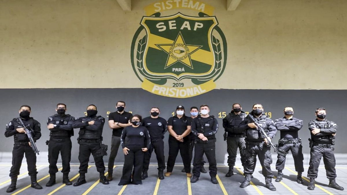 Concurso Seap PA: com brasão da pasta ao fundo, grupo de policiais penais posa para foto