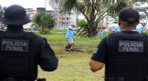 Concurso Seap PA: dois policiais penais observam detentos trabalhando - Divulgação