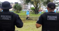 Concurso Seap PA: dois policiais penais observam detentos trabalhando - Bruno Cecim / Agência Pará