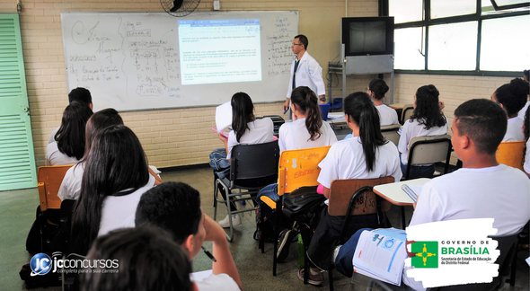 Concurso da SEDF: estudantes observam explicação de professor em sala de aula - Lucio Bernardo Jr/Agência Brasília